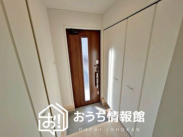 【現地写真（玄関）】玄関には、大型のシューズ収納を設置しています。