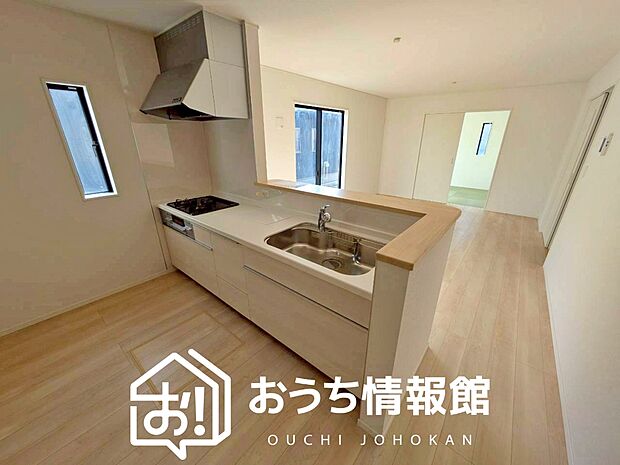 【現地写真（キッチン）】収納たっぷりのシステムキッチン、浄水器付水栓を標準装備しています。