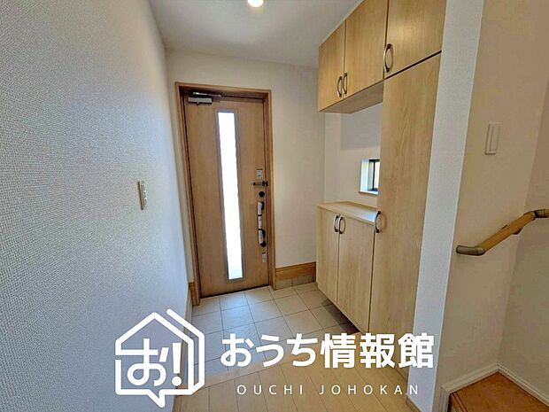 【現地写真(玄関)】玄関には、大型のシューズ収納を設置しています。