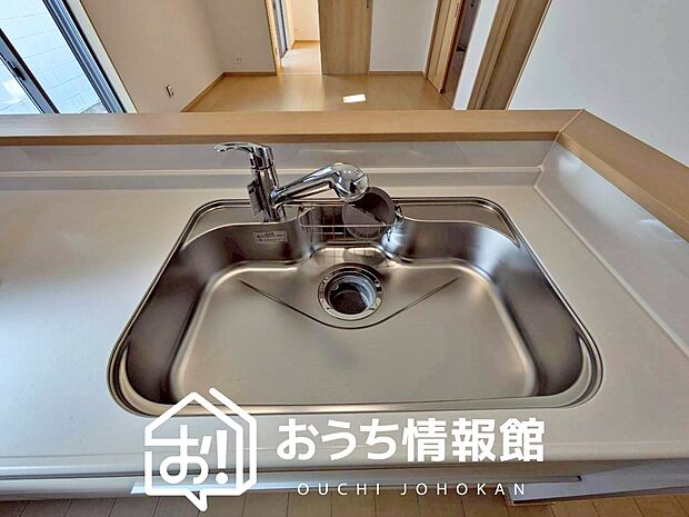 【浄水器内臓ハンドシャワー付シンク】広々とした凸型シンクに洗剤ポケットを標準装備。すっきり収納できます。
また、蛇口の先端に浄水器を内蔵しているため場所をとりません。