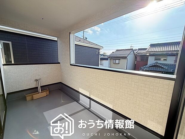 【バルコニー】奥行きが広く、洗濯物をゆったりと干せる十分な広さで、家族の洗濯も捗ります。