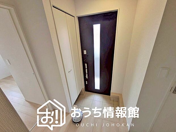 【現地写真（玄関）】玄関には、大型のシューズ収納を設置しています。