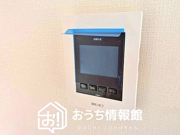 【TVモニター付インターホン】手放し通話ができ、送話表示灯で送話・受話状態が確認できます。
映像と音声で玄関先の様子をチェックできるモニター機能や、夜間の訪問者の顔も確認できるLEDライトを装備しています。