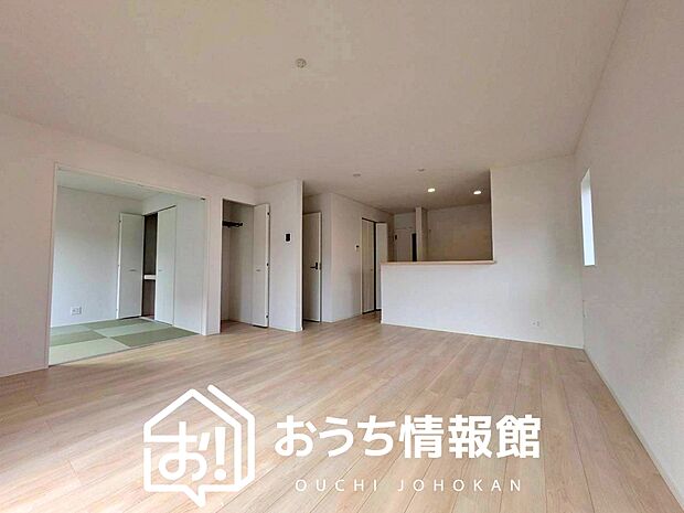 【現地写真（リビング）】フローリング材には、木目、色調など木材特有の風合いがあり、ナチュラルな美しさになっています。