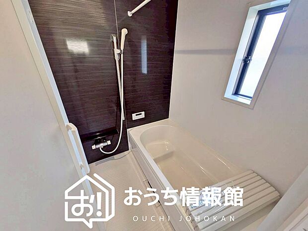 【現地写真（浴室）】浴室暖房乾燥機付き。１坪タイプで広々です。