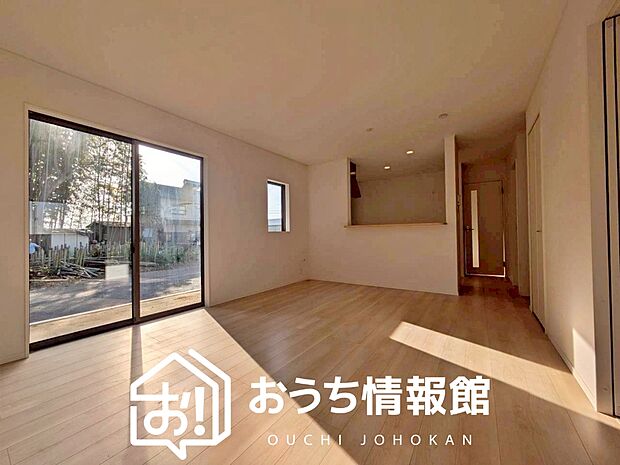 【現地写真（リビング）】フローリング材には、木目、色調など木材特有の風合いがあり、ナチュラルな美しさになっています。