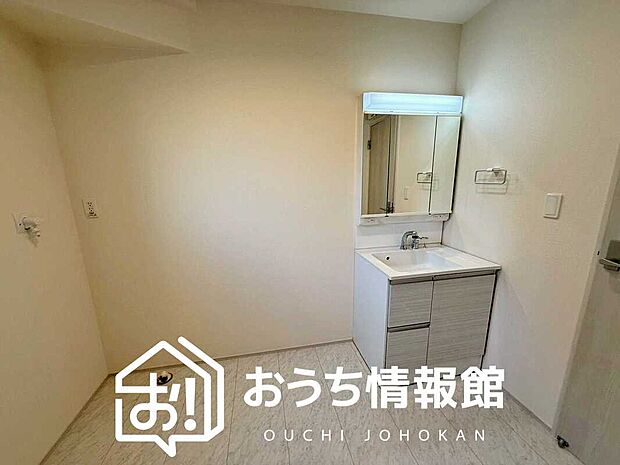 【洗面台・洗面所】鏡の両サイドは、必要なものを取出しやすく、大きな鏡面で朝の準備も快適。
使いやすいリフトアップ機能付きのシングルレバーシャワー水栓付です。