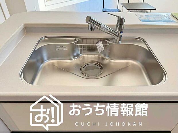 【浄水器内臓型ハンドシャワー付シンク】傷や汚れが付きにくい静音仕様の全面エンボス加工シンク。
また、蛇口の先端に浄水器を内蔵。浄水シャワーが使える毎分4リットルのたっぷり浄水。