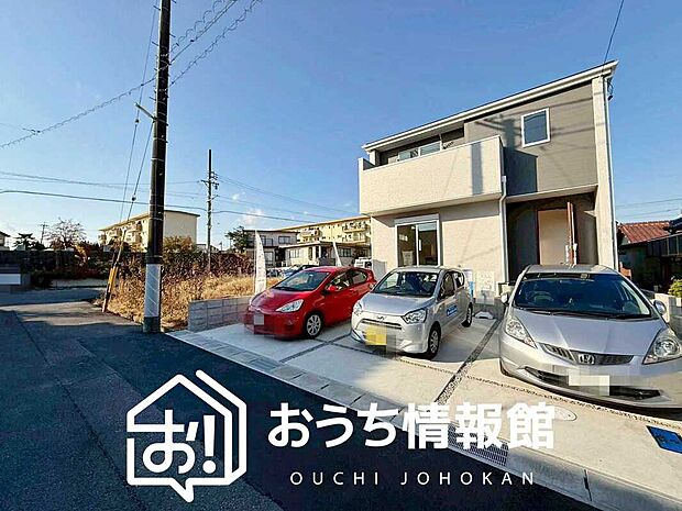 【現地写真(前道含む外観)】軽くて火災に強い屋根材を採用し、地震時の建物への負担や揺れを軽減しています。