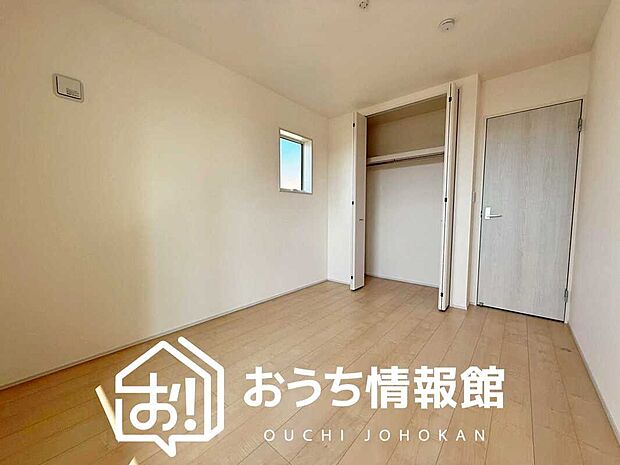 【現地写真（洋室）】木目の美しさを際立たせるシンプルデザインの建具を使用しています。