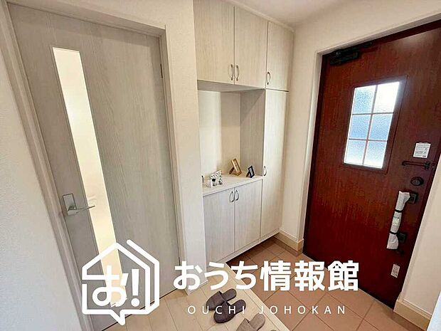 【現地写真（玄関）】玄関には、大型のシューズ収納を設置しています。