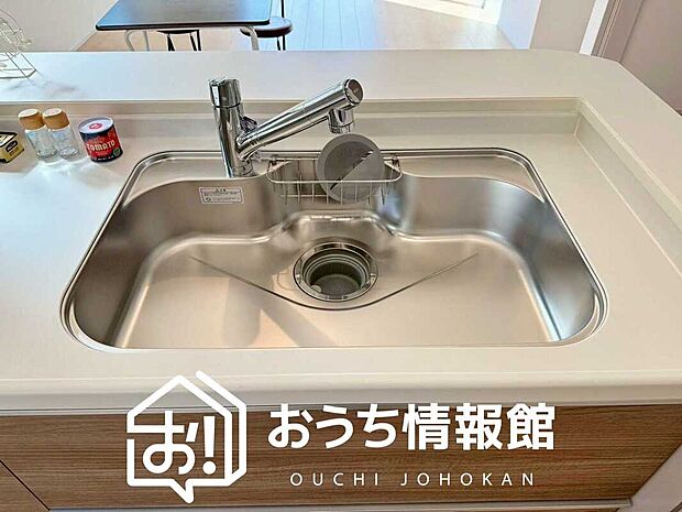【浄水器内臓型ハンドシャワー付シンク】傷や汚れが付きにくい静音仕様の全面エンボス加工シンク。
また、蛇口の先端に浄水器を内蔵。浄水シャワーが使える毎分4リットルのたっぷり浄水。