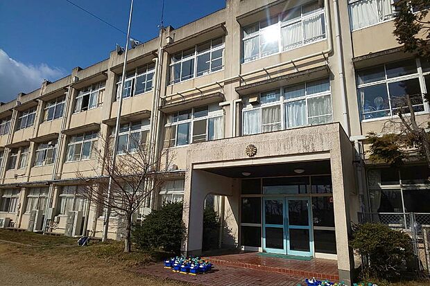 鈴鹿市立石薬師小学校（約1,000m）