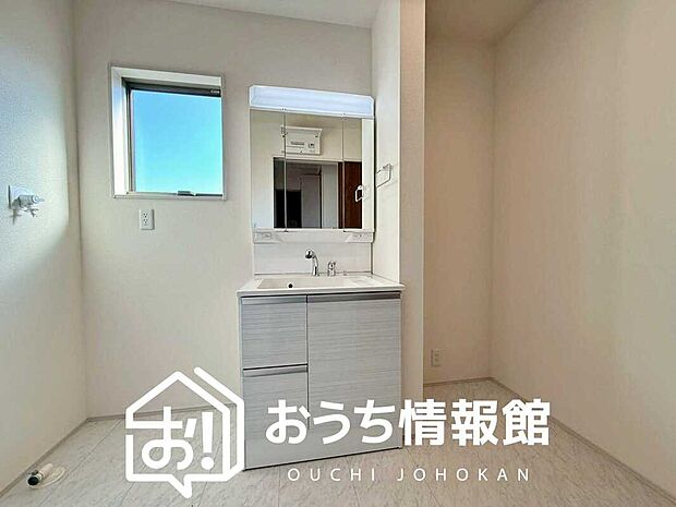 【洗面台・洗面所】鏡の両サイドは、必要なものを取出しやすく、大きな鏡面で朝の準備も快適。
使いやすいリフトアップ機能付きのシングルレバーシャワー水栓付です。