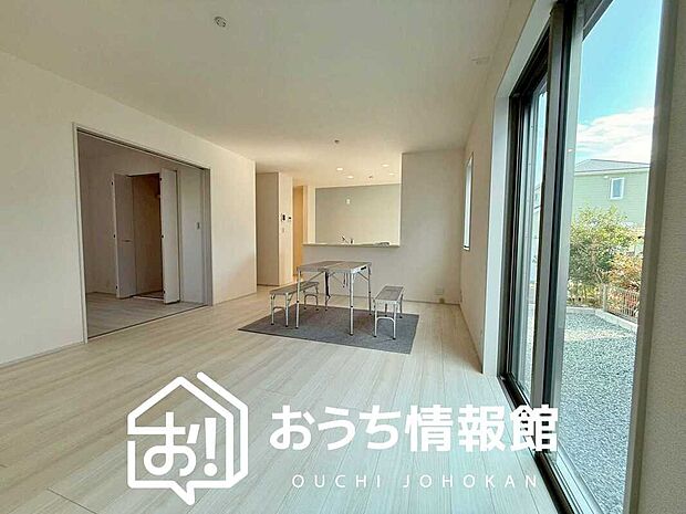 【現地写真（リビング）】フローリング材には、木目、色調など木材特有の風合いがあり、ナチュラルな美しさになっています。