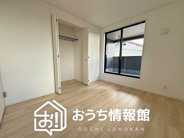 【現地写真（洋室）】木目の美しさを際立たせるシンプルデザインの建具を使用しています。