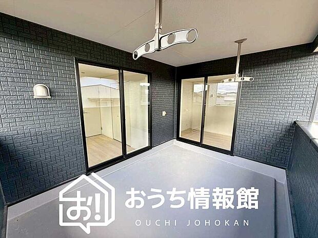 【バルコニー】奥行きが広く、洗濯物をゆったりと干せる十分な広さで、家族の洗濯も捗ります。