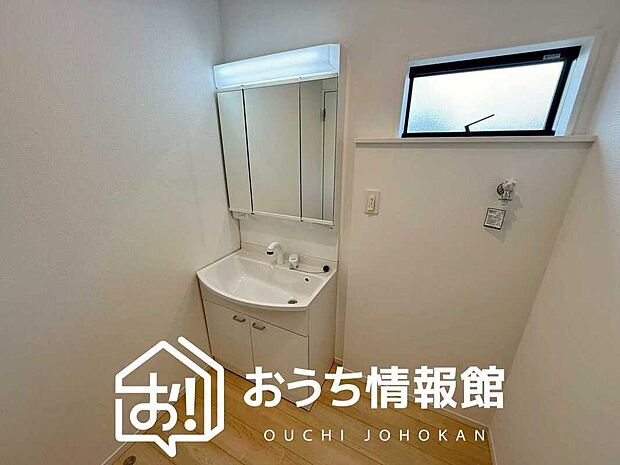 【洗面台・洗面所】鏡の両サイドは、必要なものを取出しやすく、大きな鏡面で朝の準備も快適。
使いやすいリフトアップ機能付きのシングルレバーシャワー水栓付です。