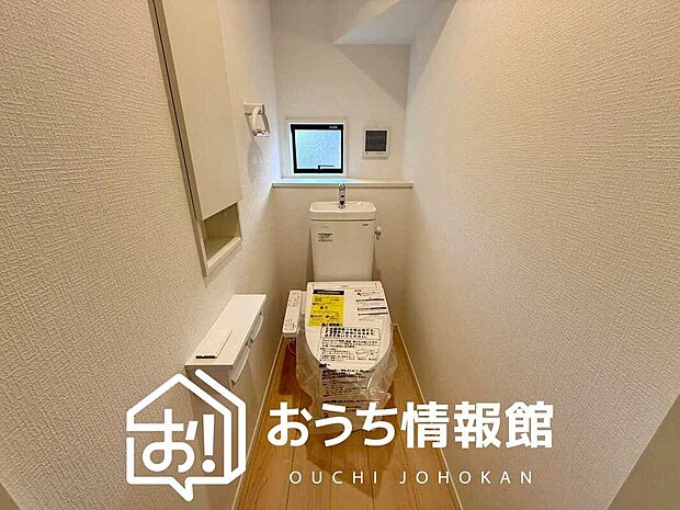 【トイレ】汚れてもサッとひと拭きでお手入れ簡単、エコ仕様の温水洗浄便座付きのトイレです。
バリアフリーにも配慮しています。