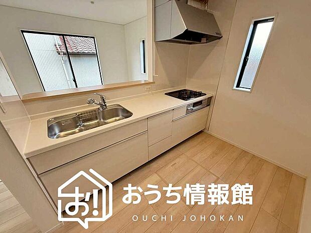 【現地写真（キッチン）】収納たっぷりのシステムキッチン、浄水器付水栓を標準装備しています。