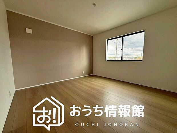 【現地写真（寝室）】木目の美しさを際立たせるシンプルデザインの建具を使用しています。