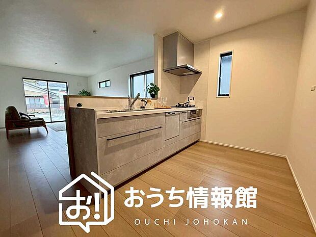 【現地写真（キッチン）】収納たっぷりのシステムキッチン、浄水器付水栓を標準装備しています。