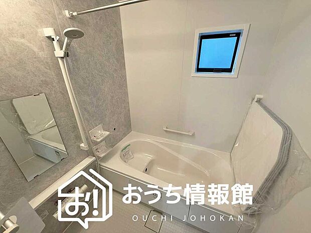 【現地写真（浴室）】浴室暖房乾燥機付き。１坪タイプで広々です。