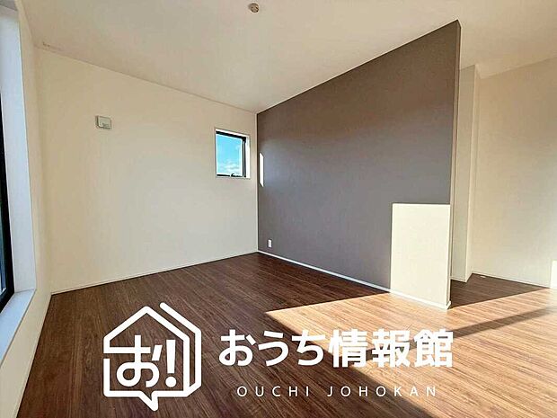 【現地写真(寝室)】木目の美しさを際立たせるシンプルデザインの建具を使用しています。