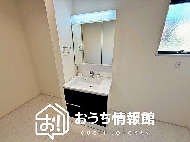 【洗面台・洗面所】鏡の両サイドは、必要なものを取出しやすく、大きな鏡面で朝の準備も快適。
使いやすいリフトアップ機能付きのシングルレバーシャワー水栓付です。