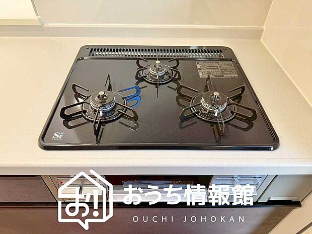 【ビルトインコンロ】フラットな構造で清掃性が高く、過熱防止センサー付3口タイプで日頃の家事も快適です。