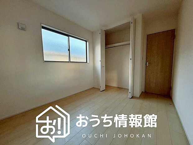 【現地写真(洋室)】木目の美しさを際立たせるシンプルデザインの建具を使用しています。