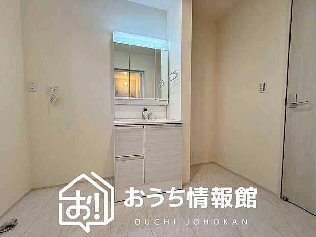 【洗面台・洗面所】鏡の両サイドは、必要なものを取出しやすく、大きな鏡面で朝の準備も快適。
使いやすいリフトアップ機能付きのシングルレバーシャワー水栓付です。