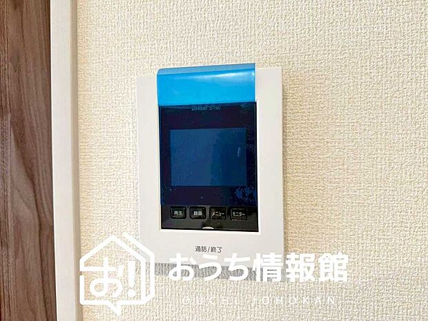 【TVモニター付インターホン】録画機能付きで、自動録画のほか、手動録画もできます。
受話、呼出音量の調整、明るさ調整が可能です。また、来訪者をズーム機能でズームアップして確認できます。