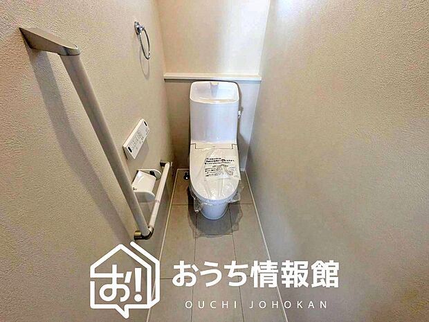 【トイレ】汚れてもサッとひと拭きでお手入れ簡単、エコ仕様の温水洗浄便座付きのトイレです。
バリアフリーにも配慮しています。