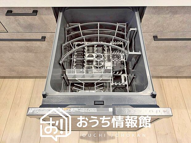 【食器洗い乾燥機】食後の時間にゆとりを与えてくれる食器洗い乾燥機。
操作ボタンも上面にあるので、腰をかがめずに操作ができラクラクです。