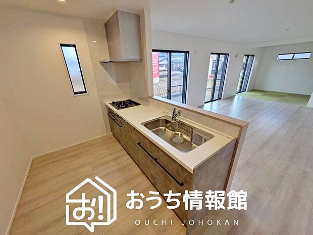 【現地写真（キッチン）】収納たっぷりのシステムキッチン、浄水器付水栓を標準装備しています。