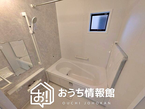 【現地写真（浴室）】浴室暖房乾燥機付き。１坪タイプで広々です。