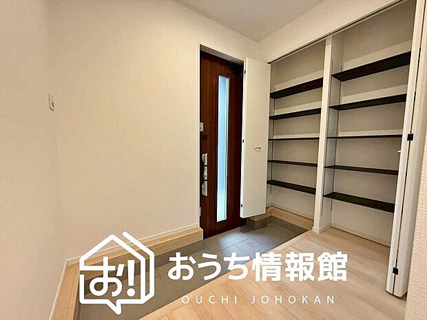 【現地写真(玄関)】玄関には、大型のシューズ収納を設置しています。