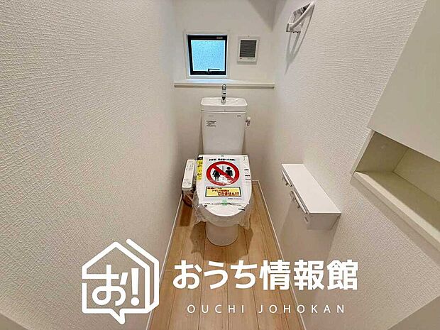 【トイレ】汚れてもサッとひと拭きでお手入れ簡単、エコ仕様の温水洗浄便座付きのトイレです。
バリアフリーにも配慮しています。