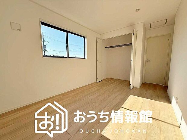 【現地写真（寝室）】木目の美しさを際立たせるシンプルデザインの建具を使用しています。