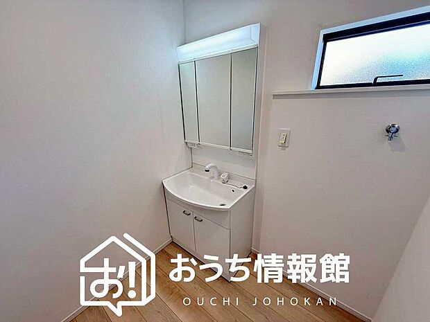 【洗面台・洗面所】鏡の両サイドは、必要なものを取出しやすく、大きな鏡面で朝の準備も快適。
使いやすいリフトアップ機能付きのシングルレバーシャワー水栓付です。