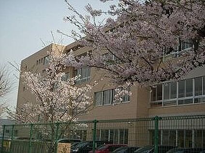 四日市市立楠小学校 920m(徒歩12分)