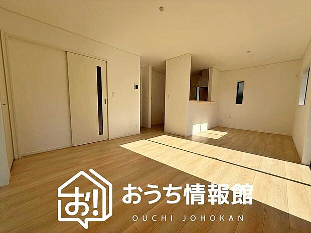 【現地写真（リビング）】フローリング材には、木目、色調など木材特有の風合いがあり、ナチュラルな美しさになっています。