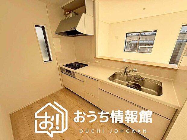 【現地写真（キッチン）】収納たっぷりのシステムキッチン、浄水器付水栓を標準装備しています。