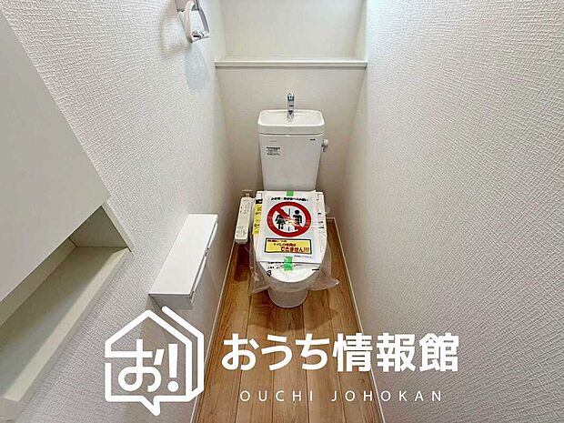 【トイレ】汚れてもサッとひと拭きでお手入れ簡単、エコ仕様の温水洗浄便座付きのトイレです。
バリアフリーにも配慮しています。