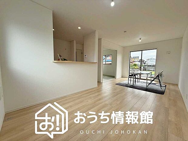 【現地写真(リビング)】フローリング材には、木目、色調など木材特有の風合いがあり、ナチュラルな美しさになっています。