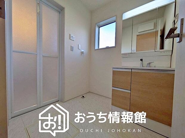 【洗面台・洗面所】鏡の両サイドは、必要なものを取出しやすく、大きな鏡面で朝の準備も快適。
使いやすいリフトアップ機能付きのシングルレバーシャワー水栓付です。