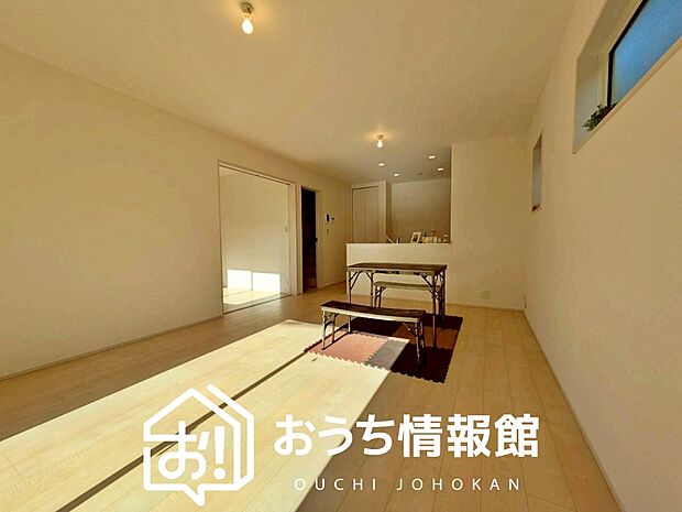 【現地写真(リビング)】フローリング材には、木目、色調など木材特有の風合いがあり、ナチュラルな美しさになっています。