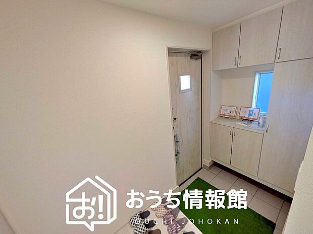 【現地写真（玄関）】玄関には、大型のシューズ収納を設置しています。