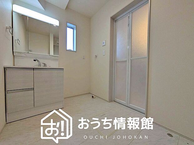 【洗面台・洗面所】鏡の両サイドは、必要なものを取出しやすく、大きな鏡面で朝の準備も快適。
使いやすいリフトアップ機能付きのシングルレバーシャワー水栓付です。